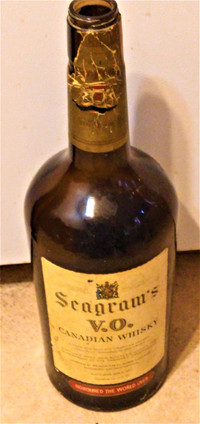 COLLECTIBLE OLD STYLE TEXAS MICKEY BOTTLE SEAGRAM'S V.O. WHISKEY