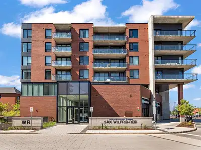 Superbe unité de coin avec lumière du soleil toute la journée : 2 chambres spacieuses et 1 salle de...