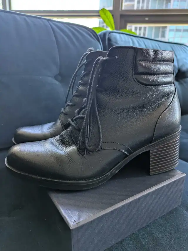 Clarks Hollis Jasmine Black Leather Lace-Up Ankle Boots 8.5 in Women's - Shoes in Calgary - Image 2