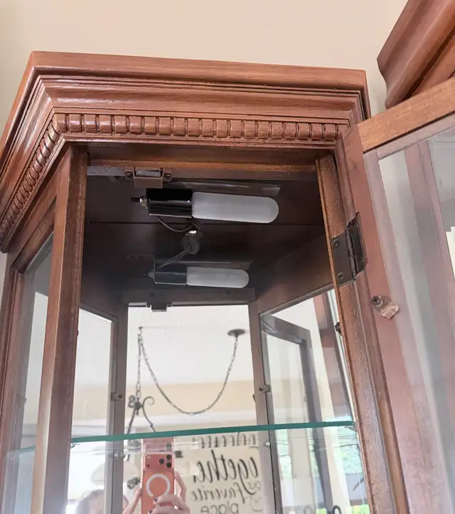 Vintage corner lighted curio cabinet in Hutches & Display Cabinets in Calgary - Image 5
