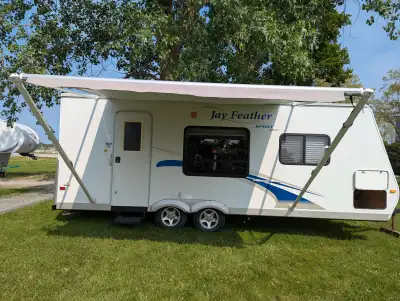 2010 23 ft Jay Feather Sport by Jayco travel trailer. A/C, furnace, fridge, stove, microwave, washro...