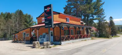 Bâtisse commerciale (restaurant, station-service et buanderie), View more