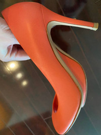 Gianvito Rossi's signature open toe pump size 35