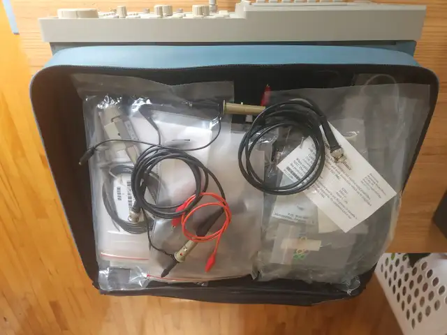 Tektronix TDS-724D in General Electronics in City of Montréal - Image 4