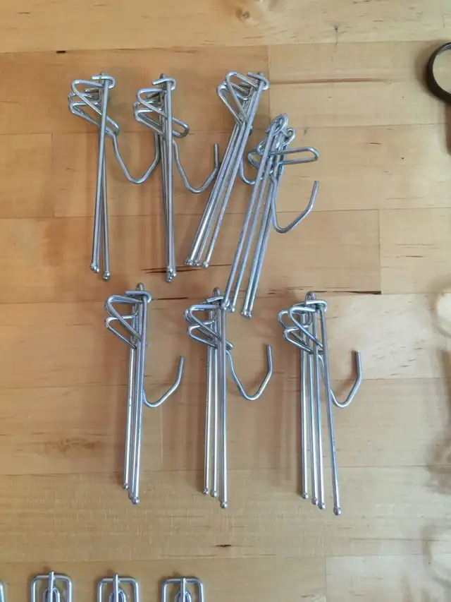 Lot 67 Crochets rideaux MÉTAL VINTAGE 4-Prong Curtain Hooks  in Windows, Doors & Trim in City of Montréal - Image 5