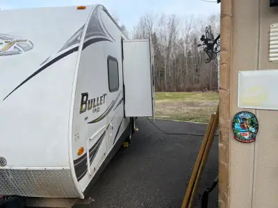 2011 24 'Bullet by Keystone Travel trailer excellent condition everything works as it should queen b...