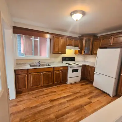 Newly renovated, close to downtown, top floor , laundry facilities in building. References required...