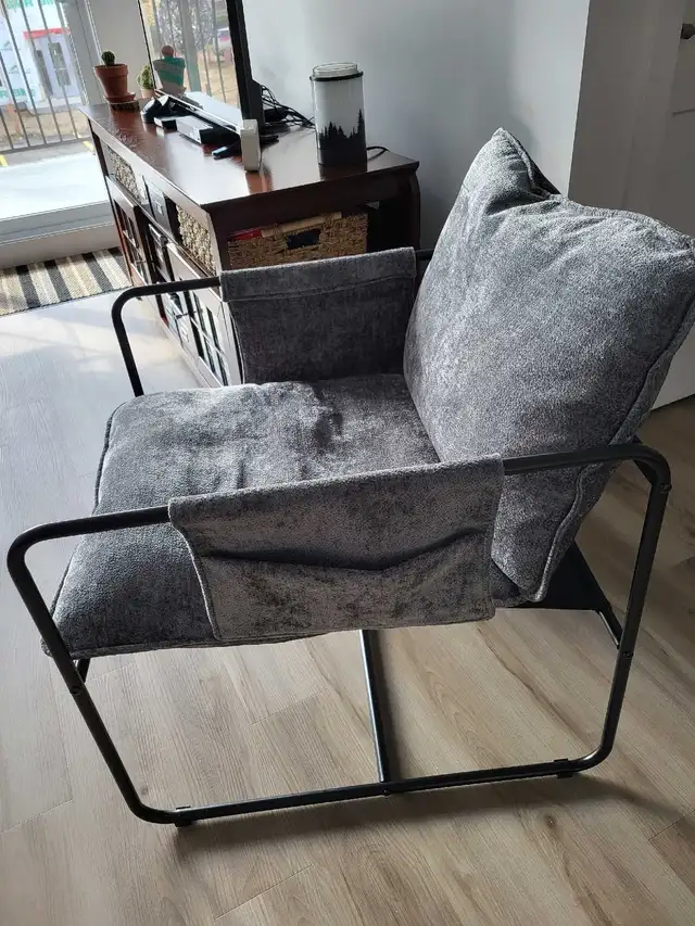 Chaise d'appoint in Couches & Futons in Trois-Rivières - Image 3