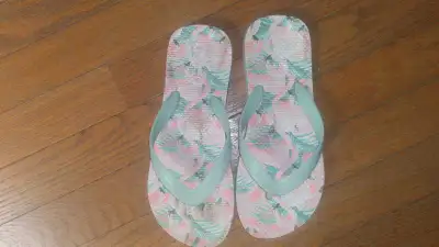 Girl's flip flops size 3/4, View more