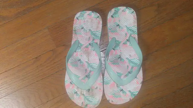 Girl's flip flops size 3/4 in Kids & Youth in Oshawa / Durham Region - Image 2