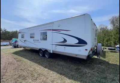 2009 Forest River Rockwood Signature Ultra Lite 8313SS 2 Bedroom, 1 bath, 2 slide outs, working awni...