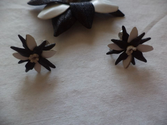 Vintage leather white and black Brooch & Earrings in Jewellery & Watches in Kawartha Lakes - Image 3