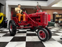 1/16 Farmall Tractors Set with Figures Collectors