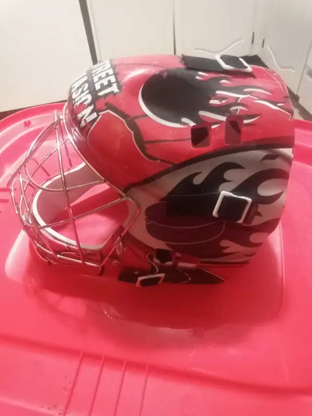 street hockey helmet in Hockey in London - Image 3