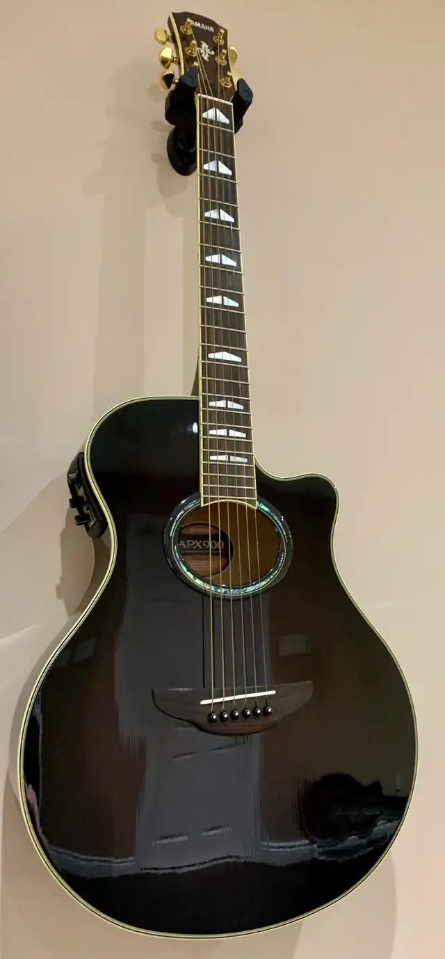 Yamaha apx900 MBL acoustic / electric guitar with hard case in Guitars in Markham / York Region - Image 7