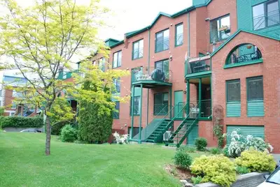 Beautiful Condo for a couple or family located in the heart of Nun´s island. On a street level with...