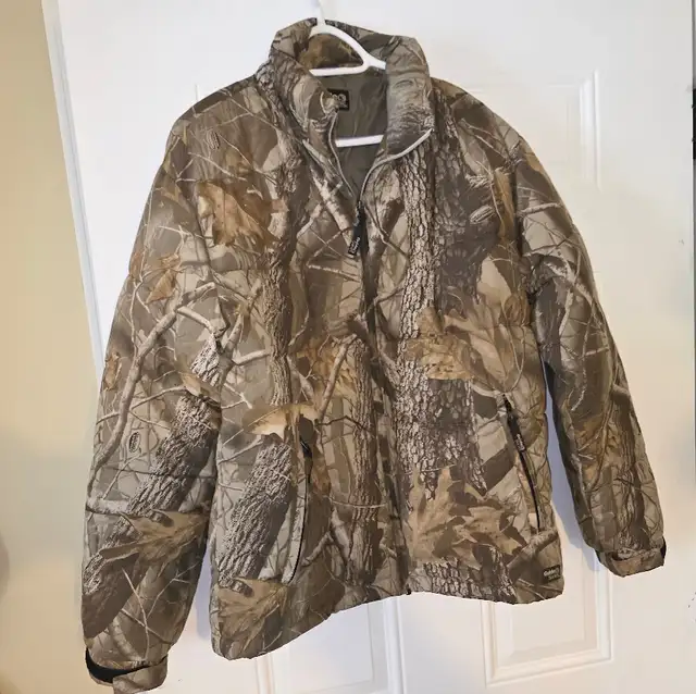 Guide Series Realtree Hardwood Camo Jacket. Needs stitching.
