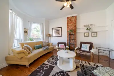 Located in the trendy King West / Niagara neighbourhood, this central yet quiet apartment is bright,...