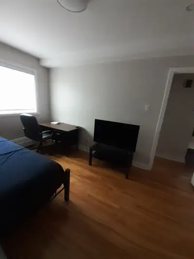 Belle Chambre 700$ Lit ▪︎Commode▪︎Bureau ▪︎Garde robe ▪︎Tv ▪︎Chambre a louer en colocation de femmes...