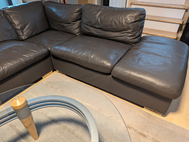 Divan sectionnel en cuir gris de qualité dans Sofas et futons  à Longueuil/Rive Sud - Image 2