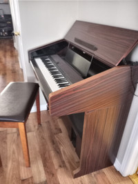 Piano Casio installé dans un meuble