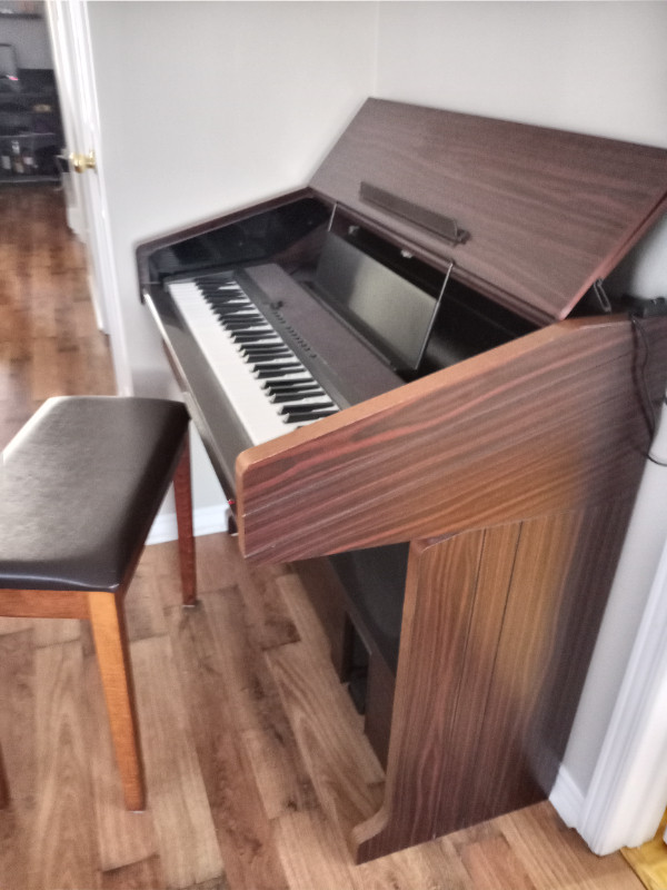 Piano Casio installé dans un meuble in Pianos & Keyboards in Bathurst