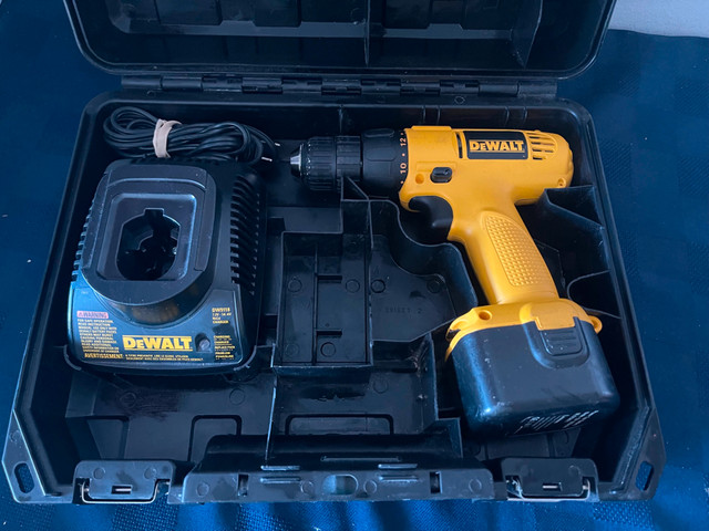 TWO 12 VOLT DEWALT DRILLS, WITH 2 BATTERIES, (1 NEW IN BOX), dans Outils électriques  à Ville de Montréal - Image 4