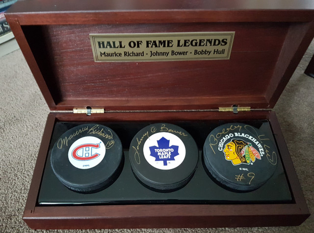 SIGNED NHL PUCK SET :  MAURICE RICHARD –JOHHNY BOWER –BOBBY HULL dans Art et objets de collection  à Laval/Rive Nord