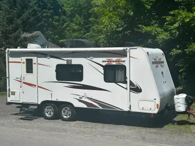 Super roulotte Cross-Over modèle 210QB, 2010. Très bien équipée : Réfrigérateur gaz et électrique, M...