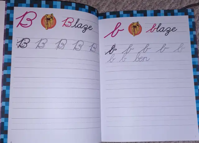 Minecraft Official Aquatic Adventure Sticker Book & Handwriting in Children & Young Adult in London - Image 7