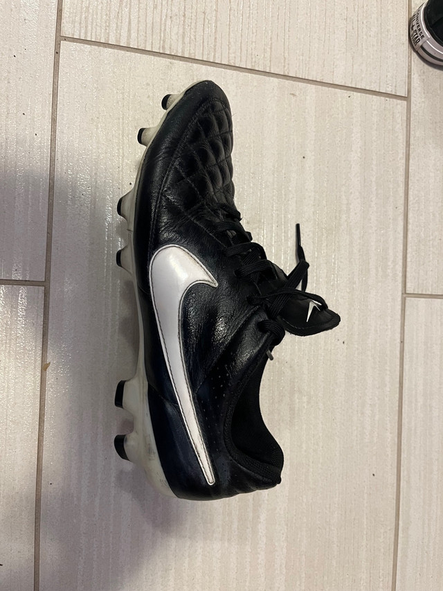 Nike tiempo soccer shoes size 10.5 dans Soccer  à St. Catharines - Image 3
