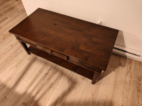 Table basse en bois massif (chêne) en très bonne condition