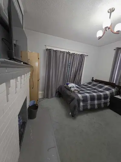 Students only! Fair sized room for rent, comes furnished with double bed, wardrobe, nightstand, desk...