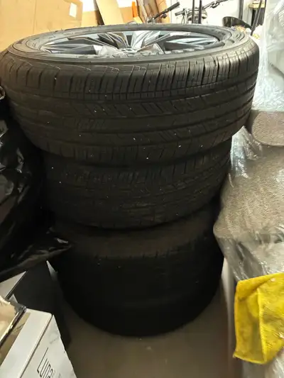 J'offre un ensemble de quatre pneus d'été de taille 235/55R18, parfaits pour votre voiture ou VUS. C...
