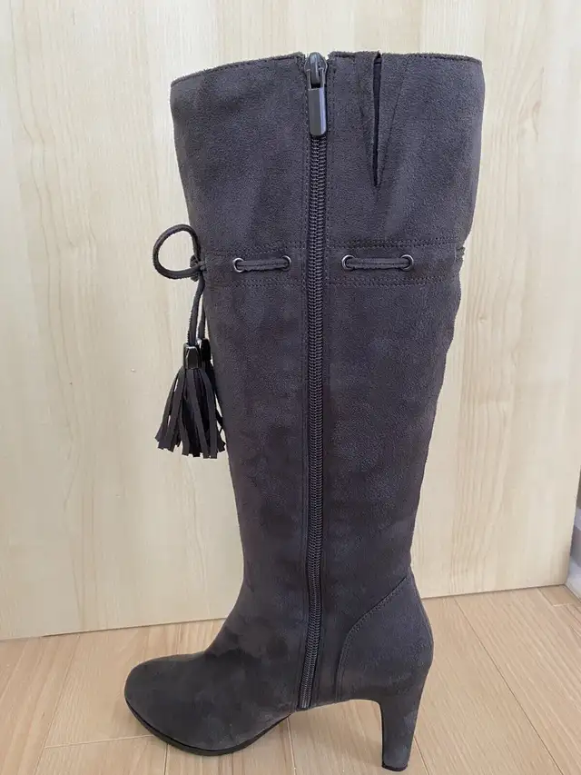 Grey faux suede boots - size 7 in Women's - Shoes in City of Toronto - Image 5