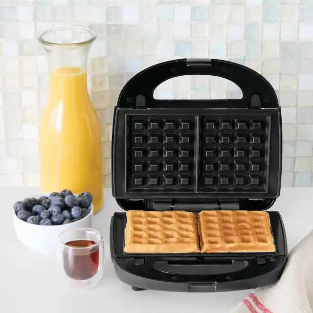 Mainstays 2-in-1 Waffle & Sandwich Maker (Ceramic Nonstick) in Toasters & Toaster Ovens in Mississauga / Peel Region - Image 7