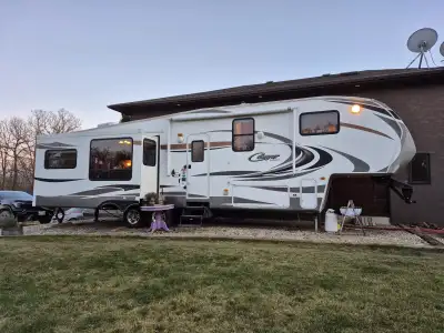 This is a used 2011 Keystone Cougar 327RES, a fifth wheel RV perfect for comfortable living and trav...