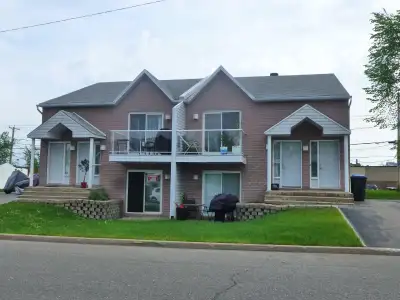 • 4 ½ Lévis centre-ville (5 minutes de l’autoroute) • Ensoleillé • Immeuble de 4 logements (entrée i...
