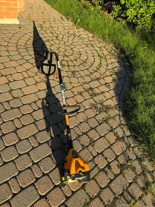 Grass trimmer / weed eater in Lawnmowers & Leaf Blowers in Markham / York Region - Image 2