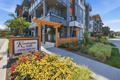 Brand new! Bright and modern Jr 2-bedroom, 1-bathroom ground floor condo in Kensington Gate located...