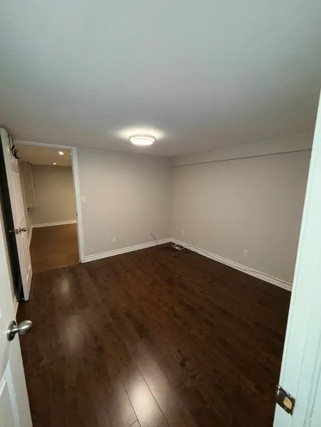 Large 1 bedroom plus den/office in duplex in Long Term Rentals in Hamilton - Image 9