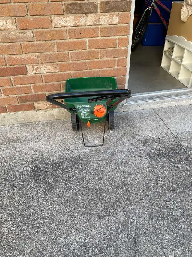 Scott’s turf builder seed spreader  in Outdoor Tools & Storage in Windsor Region - Image 4
