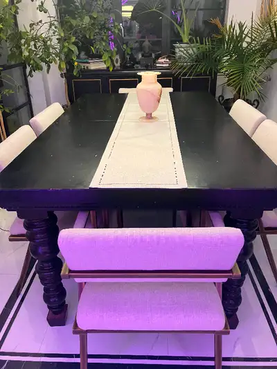 Sturdy, extendable table with two 24-inch extensions. Leaves have the decorative side moulding so th...