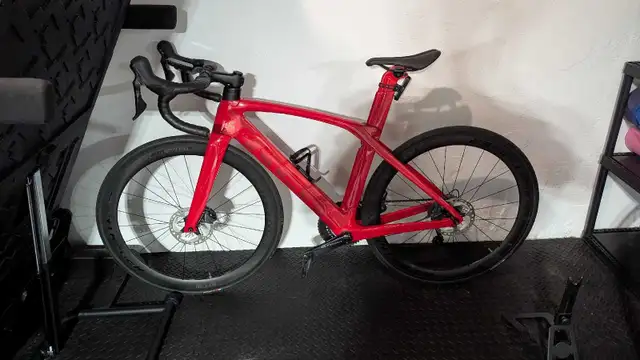 Trek Madone SL6 Sz 52 in Road in Kitchener / Waterloo - Image 2