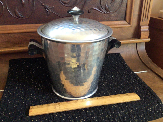 Hammered aluminum Bakelite handles ice bucket Italy reduced  in Arts & Collectibles in Thunder Bay - Image 2