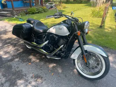 Kawasaki Custom VN900 2015 avec seulement 15 770 km au compteur, sacoche ajoutée ainsi que dossier p...