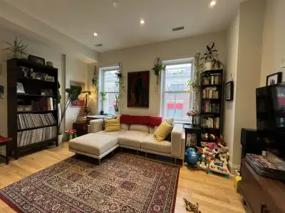 Living room, dining room, kitchen, 3 bedrooms, 900 sq. ft. Hardwood floors, skylights, ensuite washe...