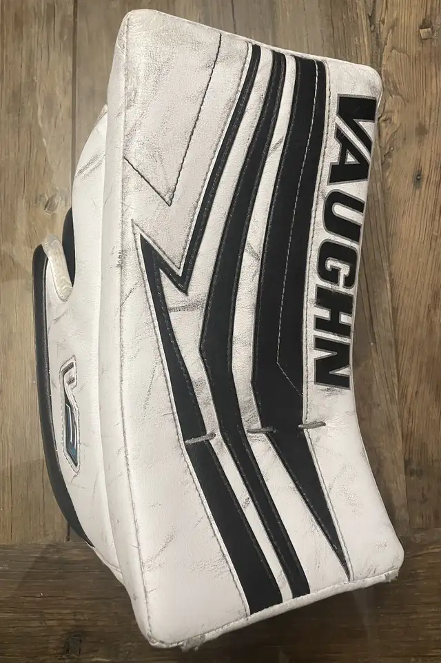 Vaughn V9 Blocker - INT in Hockey in Hamilton - Image 2