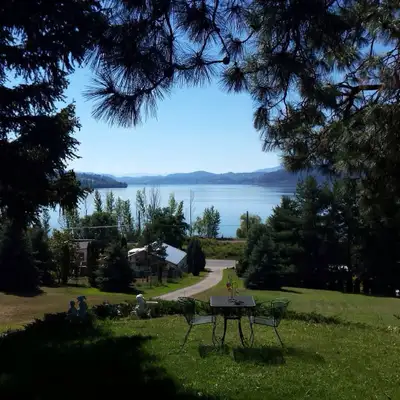 Lake front bottom floor with spectecular wiew of Wood Lake in Oyama is for rent from September 15th...