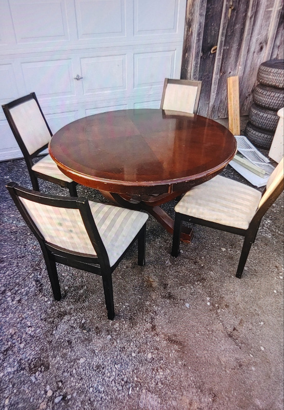 Table and chairs in Dining Tables & Sets in Ottawa